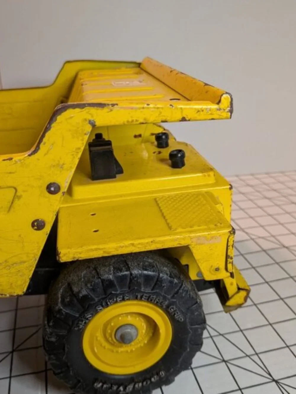 Vintage 1986 Remco Earthmover Dump Truck Pressed Steel Euclid Style Yellow